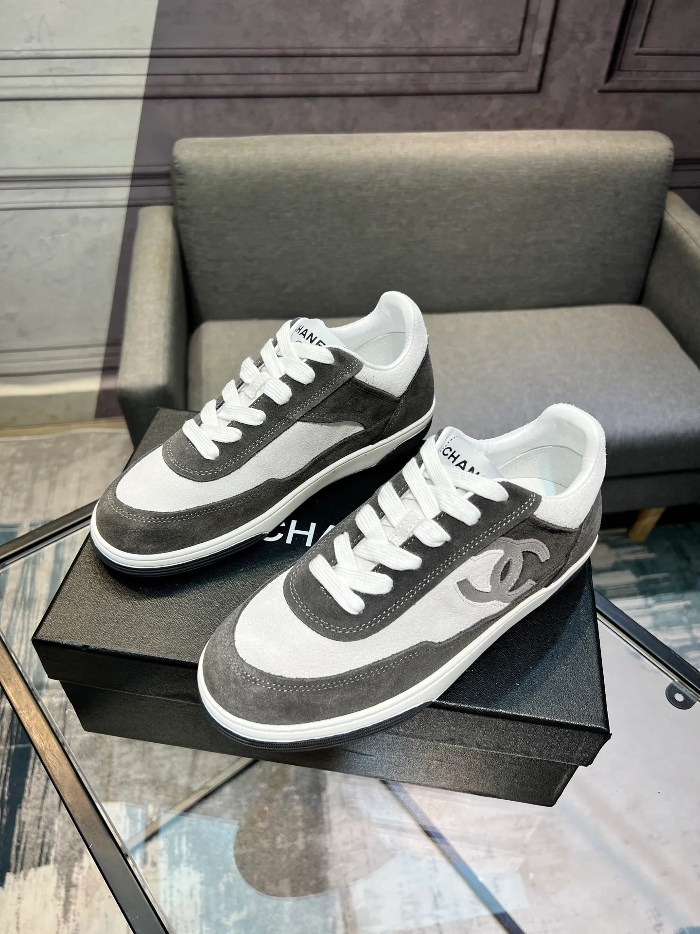 Men's men's shoes 💰620 Exclusive real shot (top version) CHANEL Chanel's new panda sneakers Panda shoes Chanel 2025ss color matching thick-soled casual sports shoes sneakers Counter synchronization The counter is very popular Very difficult to buy a shoe The most popular thick-soled panda shoes on the Internet It is obvious that Xiaoxiang control cannot miss it Simple and versatile white shoes that have both good looks and comfort Thick sole increases height, is super versatile and can be worn with eyes closed😍 Whoever wears it will look better. Upper: calfskin. Lining: imported sheepskin lining. Outsole: TPU original outsole. Size: 35-44 (41 for women, 40 for men, custom made).
